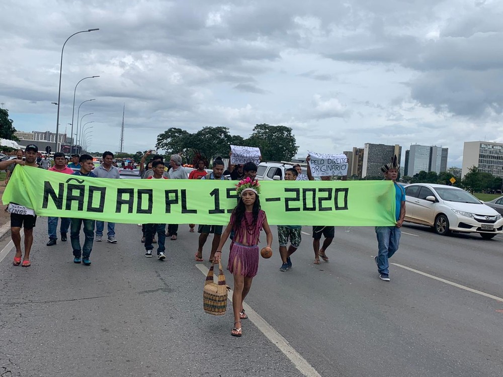 Indígenas protestam em Brasília contra projeto que regulamenta mineração em terras tradicionais