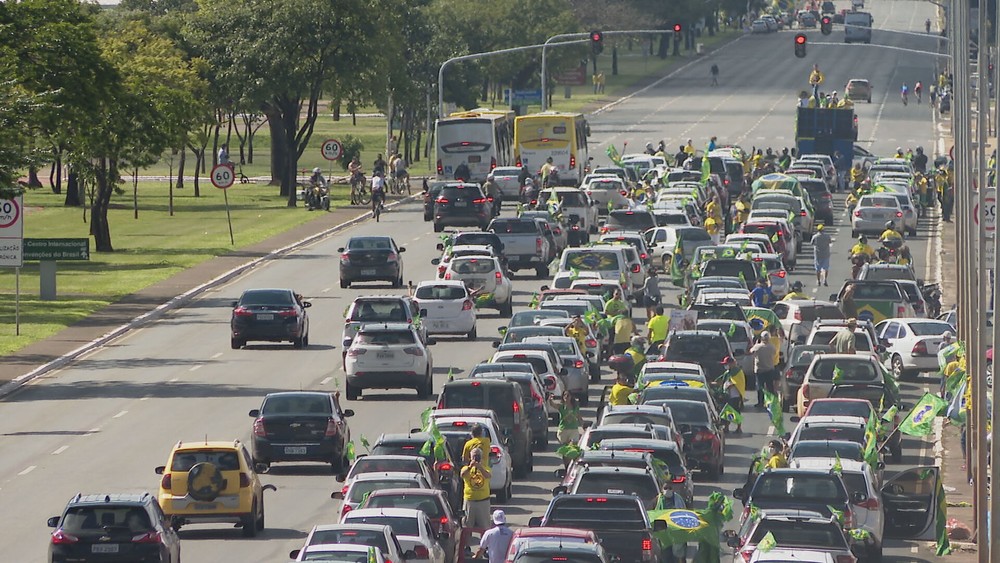 Manifestantes fazem ato pró-Bolsonaro na Esplanada dos Ministérios, em Brasília