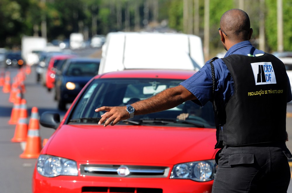 DER desmente mensagem de que vai multar quem estiver sem máscara no carro, no DF