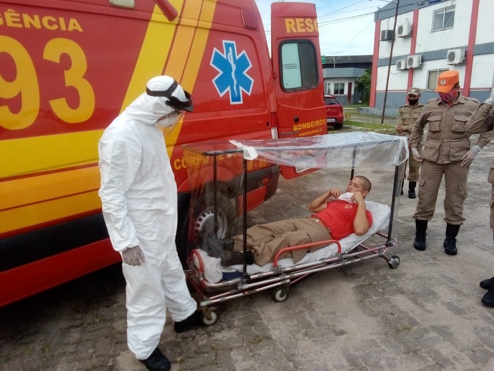 Bombeiro do DF cria equipamento de proteção contra Covid-19 para maca de ambulâncias