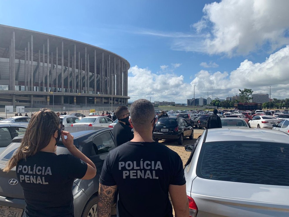 Policiais penais do DF fazem ato em memória de agente morto por Covid-19 e pedem melhorias