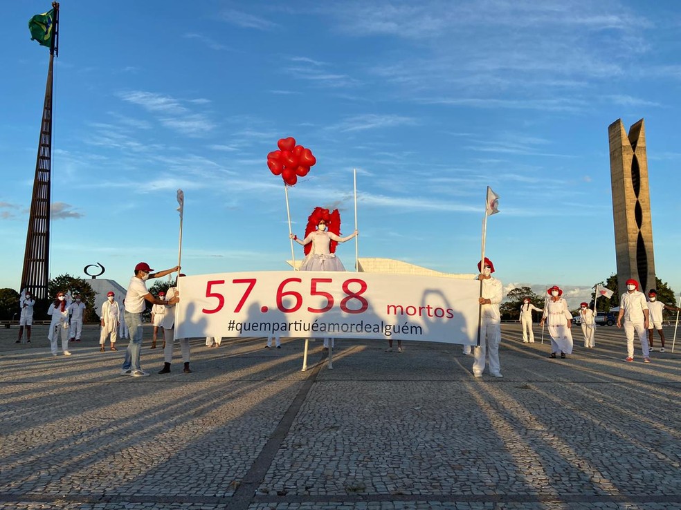 ‘Quem partiu é o amor de alguém’: artistas do DF fazem homenagem aos 57,6 mil mortos pela Covid-19 no Brasil