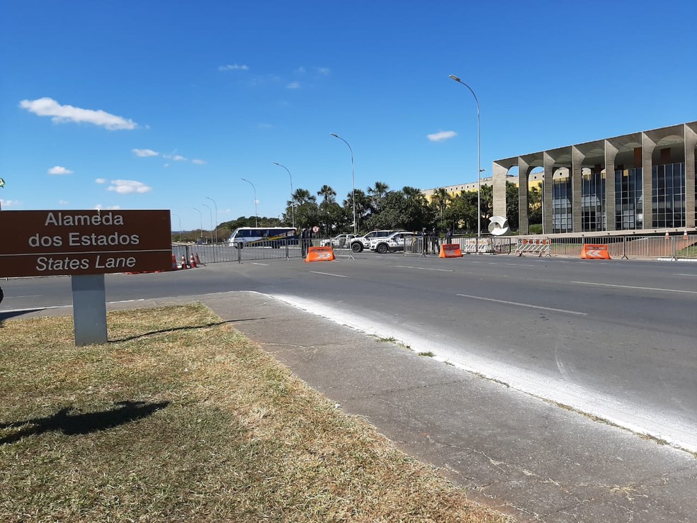 Ibaneis volta a bloquear Esplanada dos Ministérios após ameaças contra bispo auxiliar de Brasília