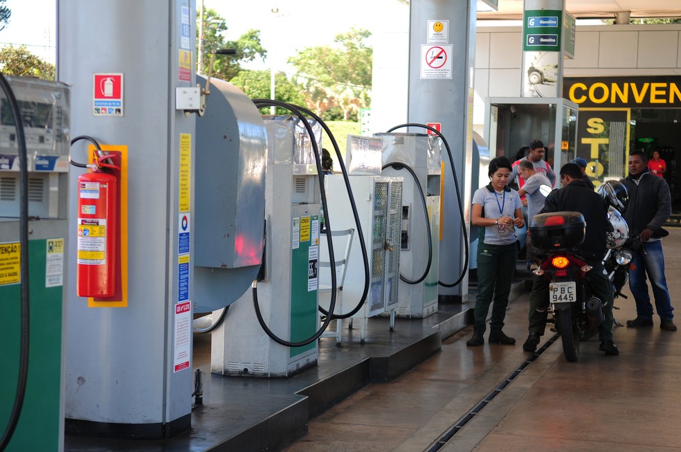 Gasolina deve ficar R$ 0,08 mais cara a partir desta terça no DF