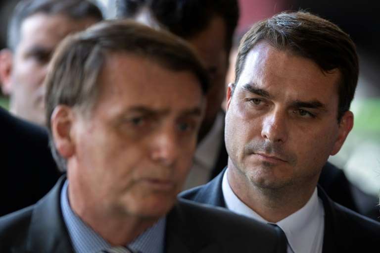 Flávio Bolsonaro está com COVID-19