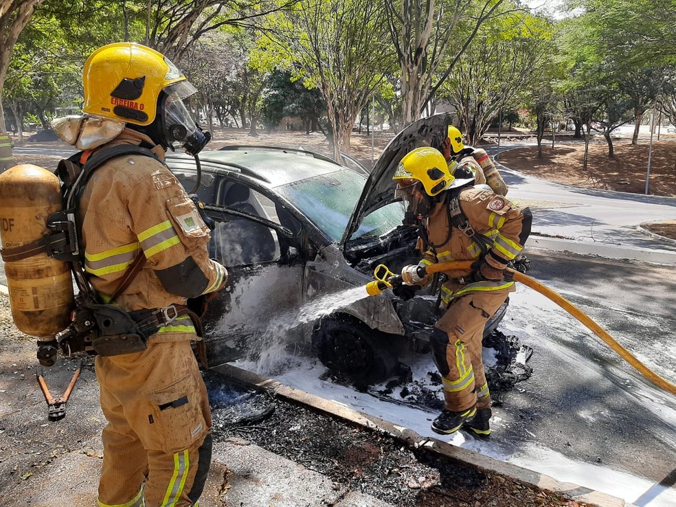 Carro pega fogo na Asa Norte, em Brasília