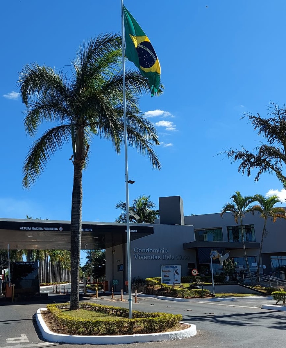 Instalação de bandeira do Brasil em condomínio do DF gera polêmica entre moradores