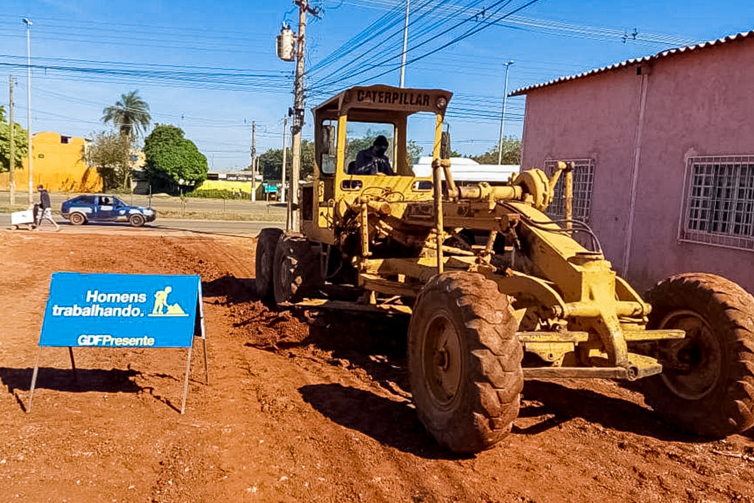 Manutenção de 15 km de vias de terra no Sol Nascente/Pôr do Sol