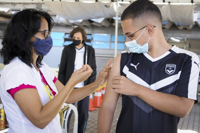 Saúde vacinou 15,9 mil adolescentes de 17 anos nesta terça