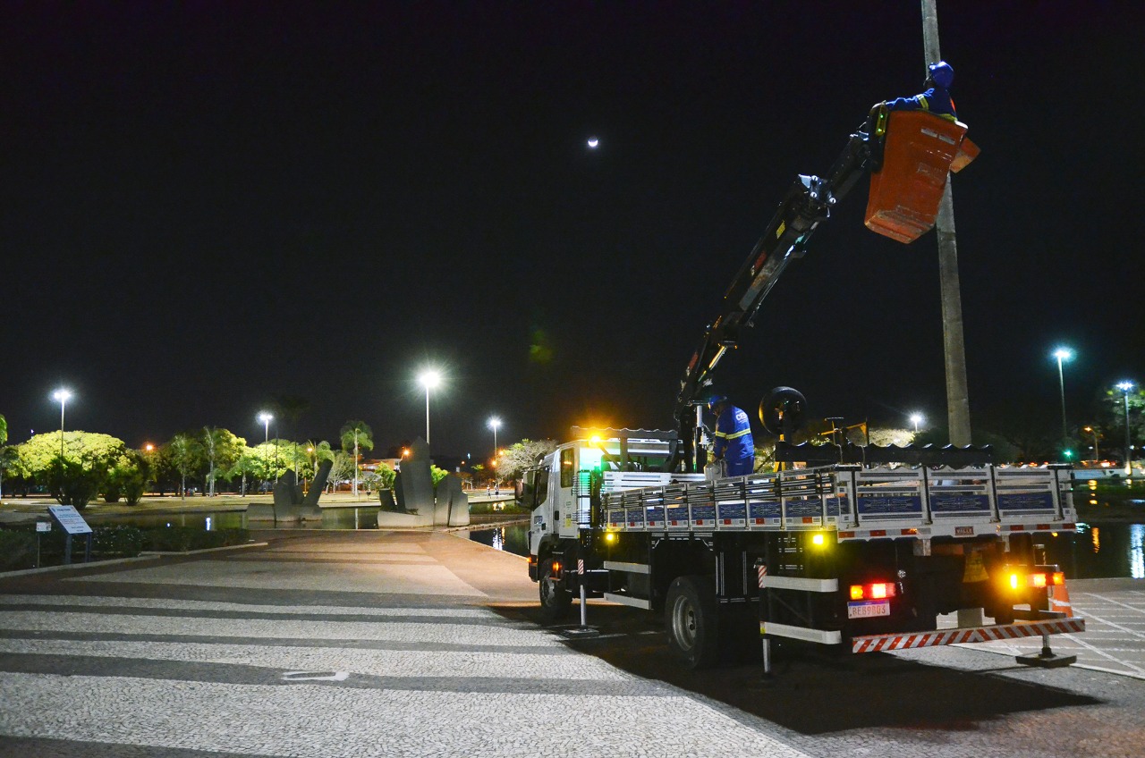 Praça dos Cristais, no Setor Militar, recebe iluminação LED