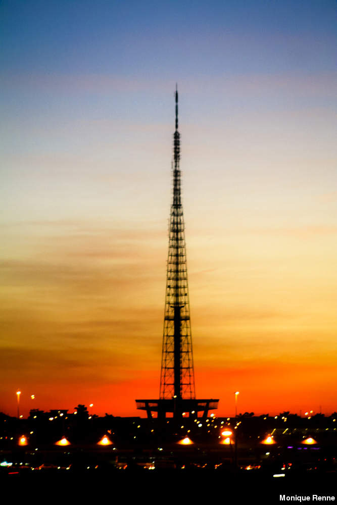 Torre de TV promove luau e show de jazz para movimentar espaço no centro de Brasília