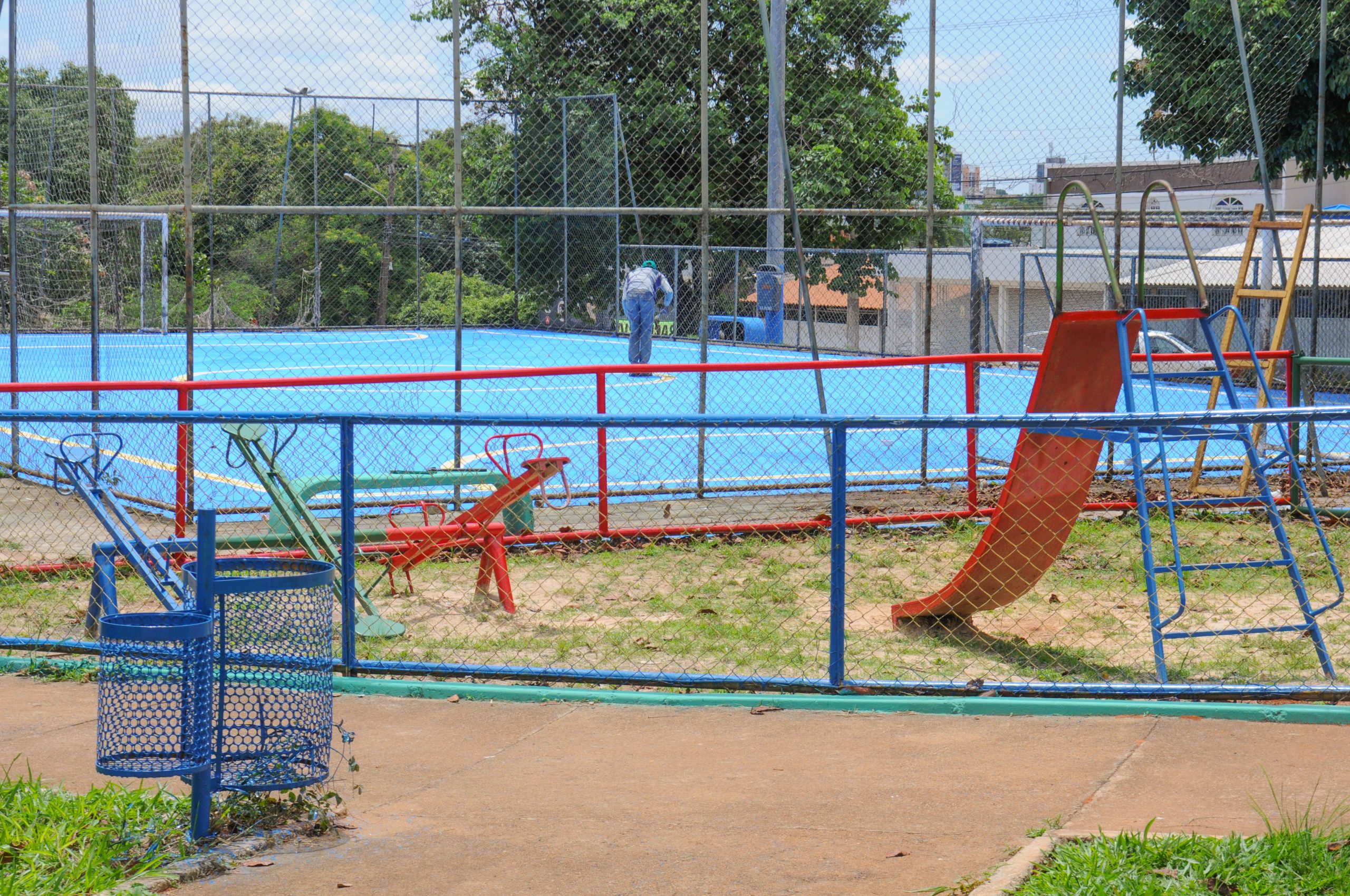 Parquinho novo na QNL para alegria da criançada