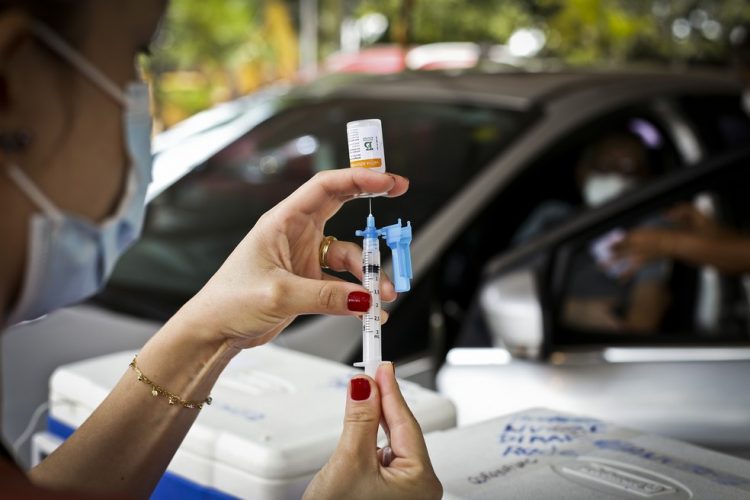 Vacinação continua no fim de semana e durante o feriado