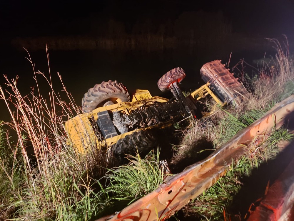 Trator cai em lagoa no DF e homem morre preso às ferragens