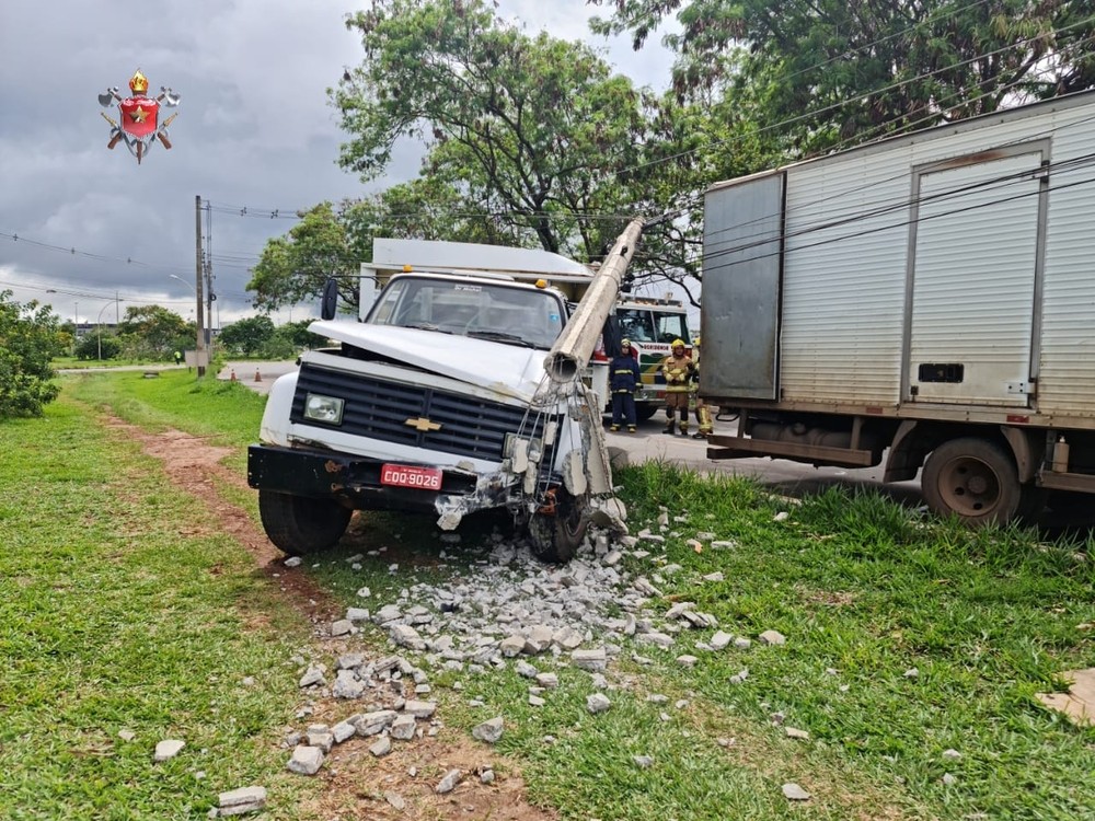 Caminhão com botijões de gás atropela homem e bate em poste de alta tensão no DF