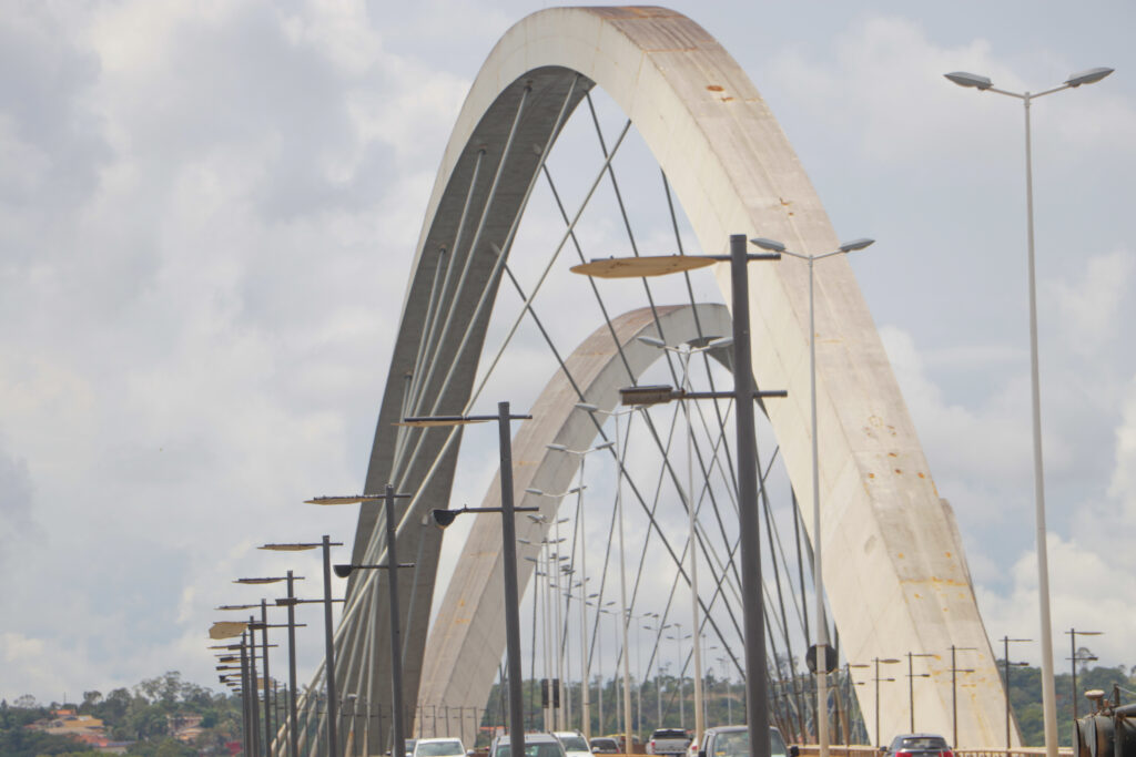 Iluminação da Ponte JK sob os cuidados da CEB Ipes