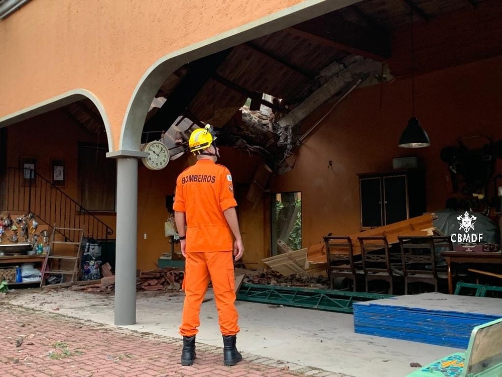 Árvore cai e destrói telhado de casa no Lago Sul, em Brasília