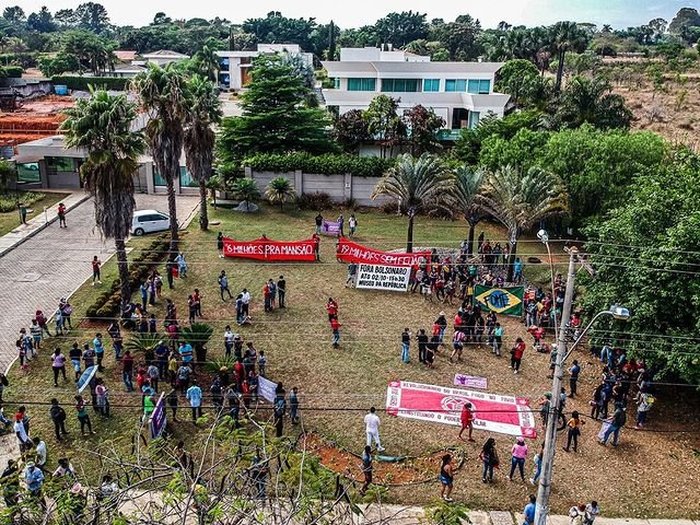 Grupo de sem-teto protesta em frente a condomínio de Flávio Bolsonaro em Brasília