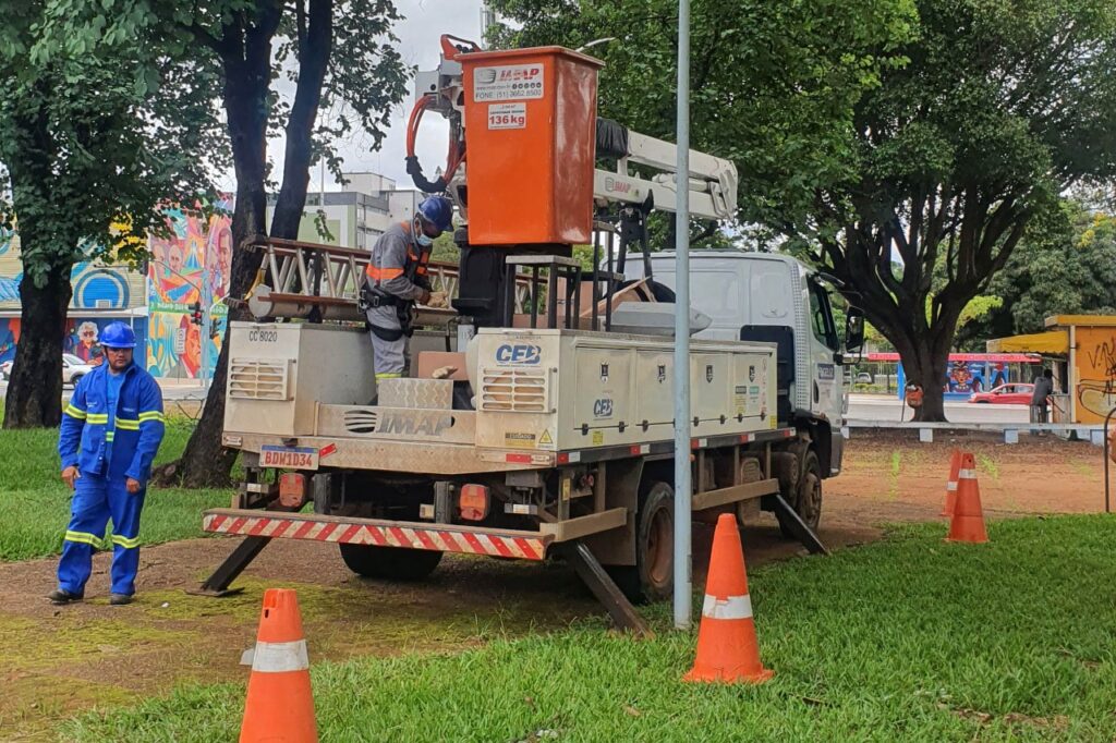 Luminárias de LED são instaladas no Plano Piloto