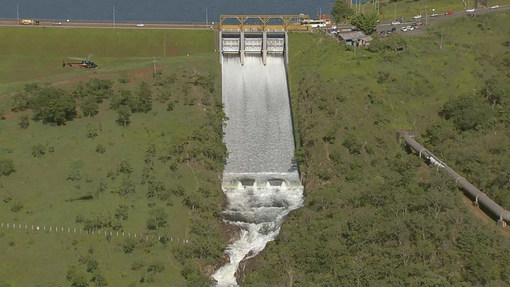 comportas da barragem do Paranoá são abertas para controlar volume de água, no DF