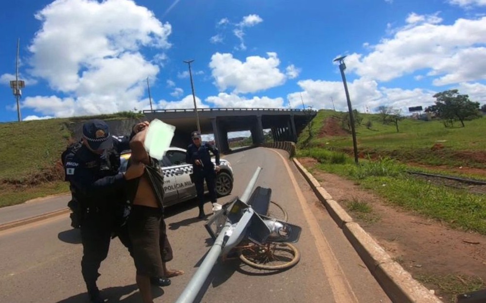 Homem é preso no DF após furtar poste e tentar fugir de bicicleta Furto foi no Setor de Indústrias e Abastecimento (SIA) e policiais militares abordaram suspeito, de 45 anos, próximo da Cidade do Automóvel, após receberem denúncia de ‘possível furto de fi