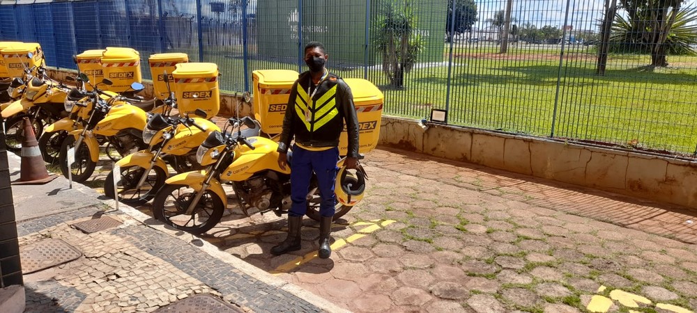 Dia do Carteiro: funcionário dos Correios conta como cartas deram lugar aos boletos e encomendas no DF