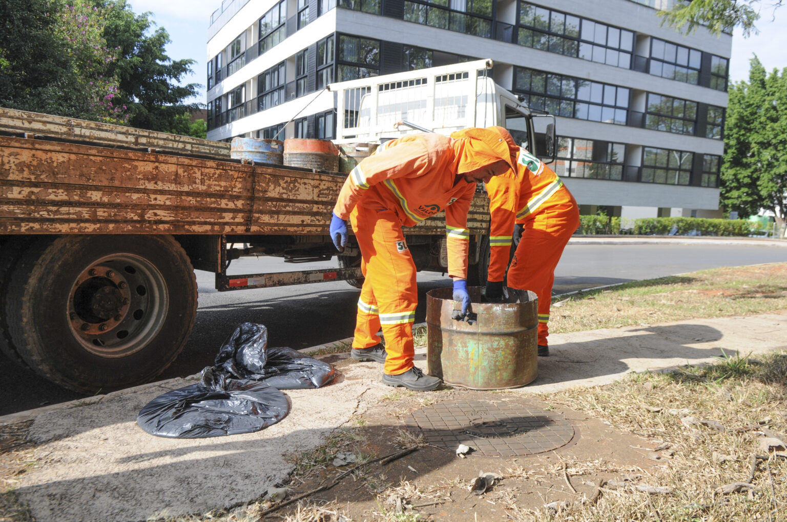 Limpeza de caixas de gordura ajuda a preservar o meio ambiente