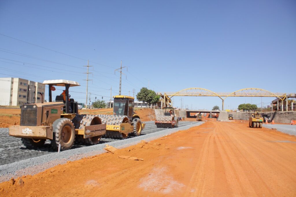 Pavimentação de via é próximo passo na obra do viaduto do Recanto