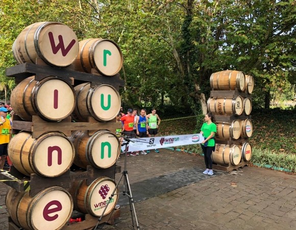 Correr e beber: competição em Brasília promete dar vinho para participantes durante percurso