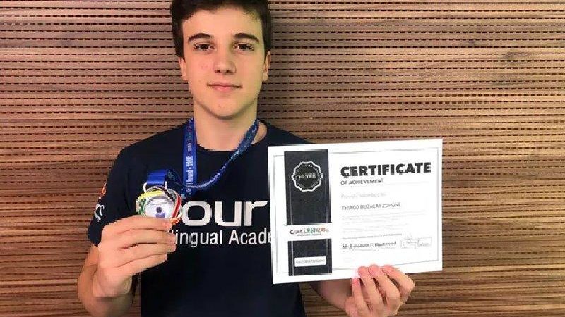 Brasileiro de 15 anos fatura medalha em olimpíada internacional de matemática