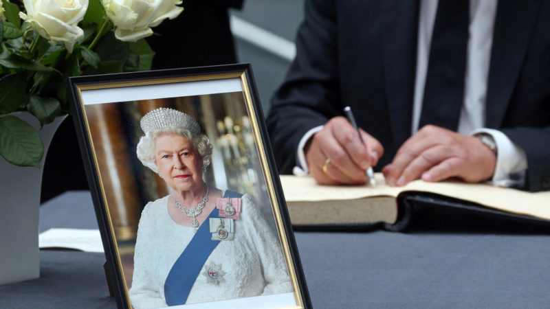 Com flores e bandeira, corpo de Elizabeth 2ª deixa Balmoral em direção a Edimburgo