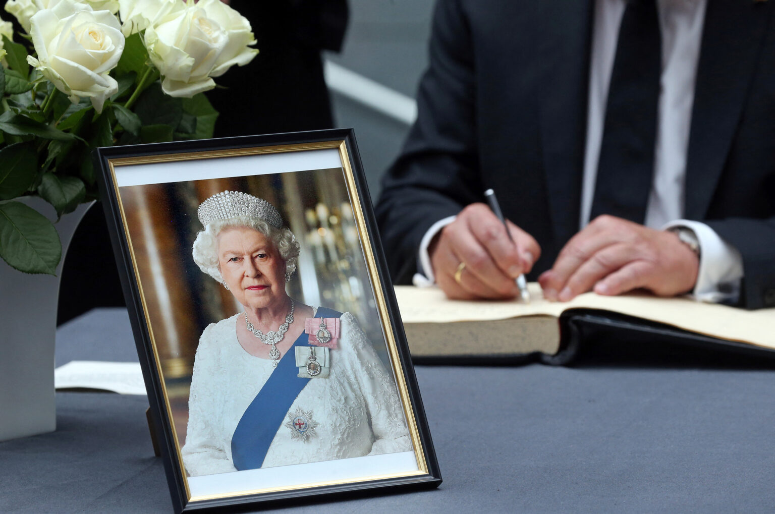 Com flores e bandeira, corpo de Elizabeth 2ª deixa Balmoral em direção a Edimburgo