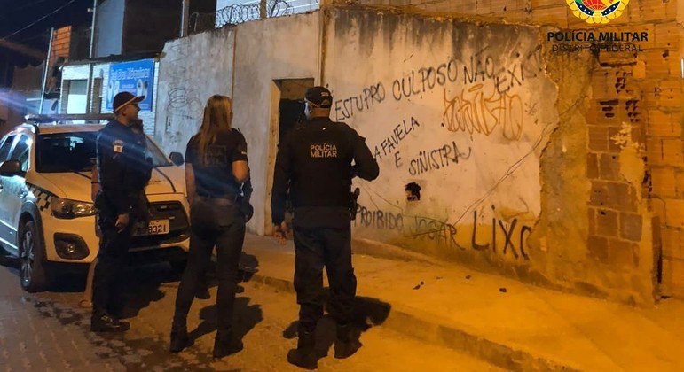 Mulher é presa no DF sob suspeita de prostituir e manter adolescentes em cárcere privado