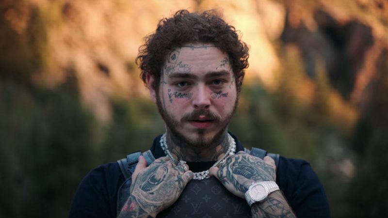 Post Malone cai durante show e é retirado às pressas