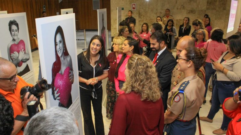 Exposição de fotos marca lançamento do Outubro Rosa no DF