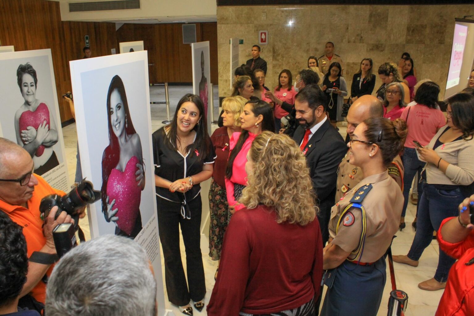 Exposição de fotos marca lançamento do Outubro Rosa no DF