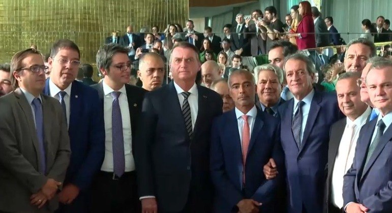 Bolsonaro se reúne com senadores eleitos no Alvorada