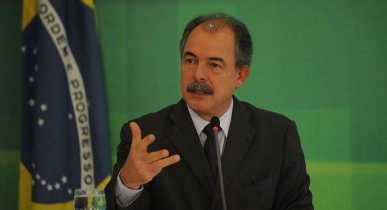 Ministro da Defesa de Lula será civil, diz Aloizio Mercadante