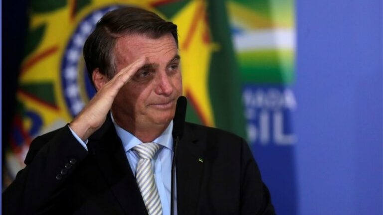 Jair Bolsonaro fica em silêncio diante de militares