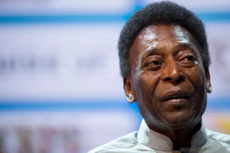 Em tratamento contra câncer, Pelé volta a ser internado