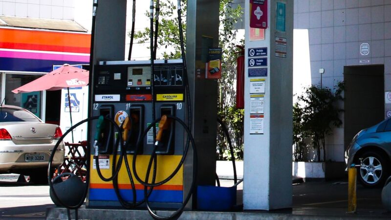 Brasília registra filas em postos de gasolinas após bloqueios de caminhoneiros