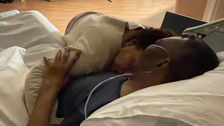 Filha de Pelé posta foto com o pai em hospital