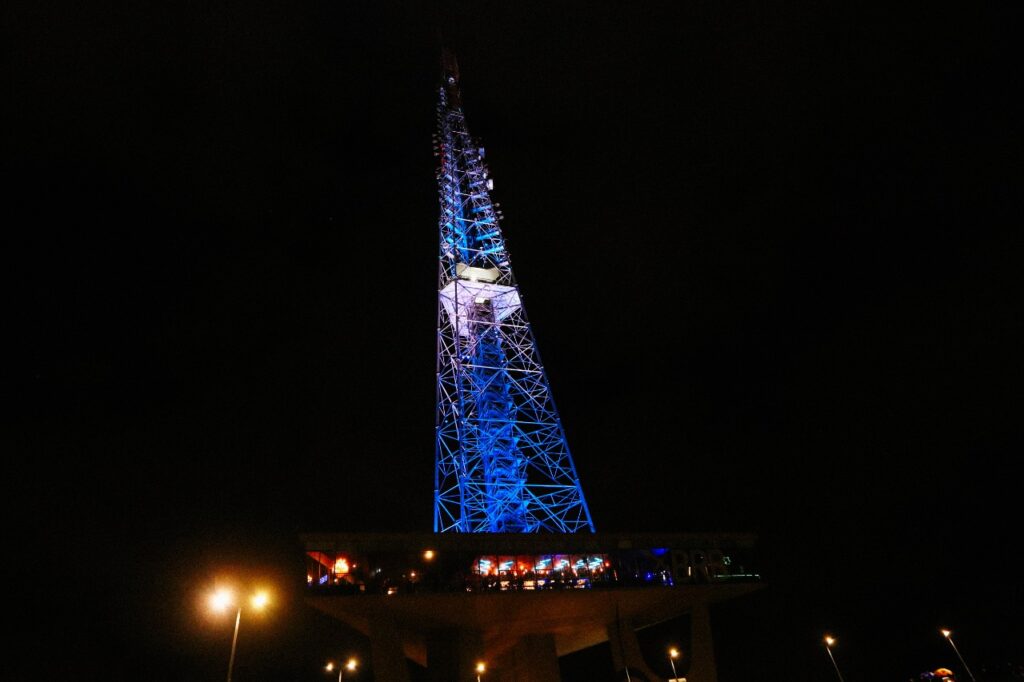 Torre de TV vira ponto do Natal no DF