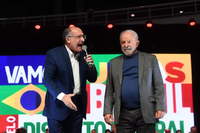 TSE aprova contas de Lula e de Geraldo Alckmin garantindo a diplomação