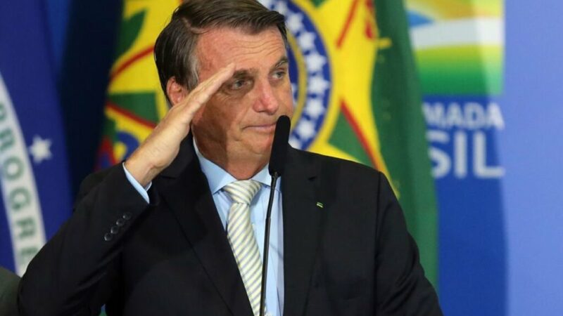 Em silêncio, Bolsonaro saúda apoiadores