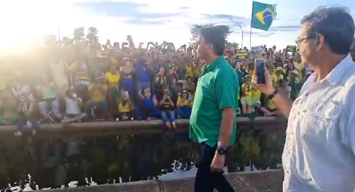 Jair Bolsonaro faz oração com apoiadores em frente ao Palácio da Alvorada