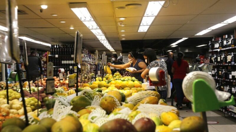 Comida ainda é principal destino de dinheiro do Auxílio Brasil