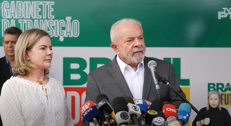 Lula confirma que Gleisi Hoffmann não será ministra do governo