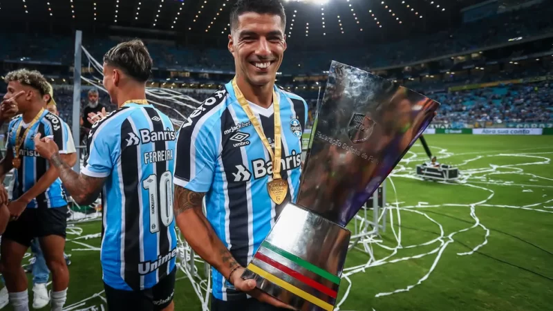 Suárez estreia pelo Grêmio com três gols em 37 minutos