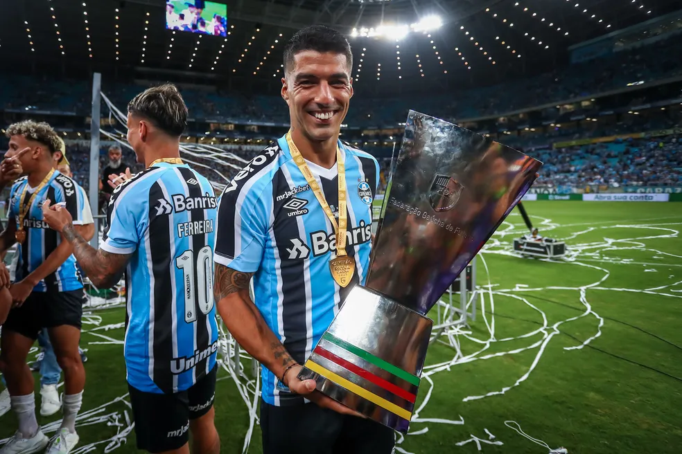 Suárez estreia pelo Grêmio com três gols em 37 minutos